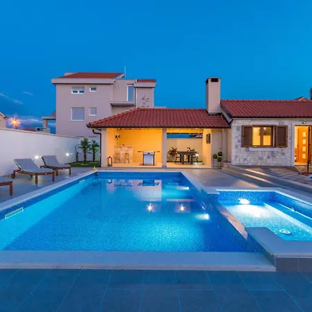 Amazing Home In Biograd Na Moru Casa de Férias *