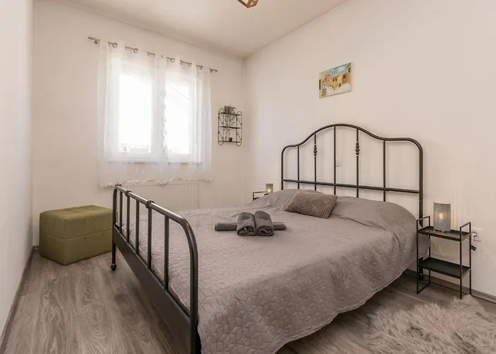 Vikendica Lovely In